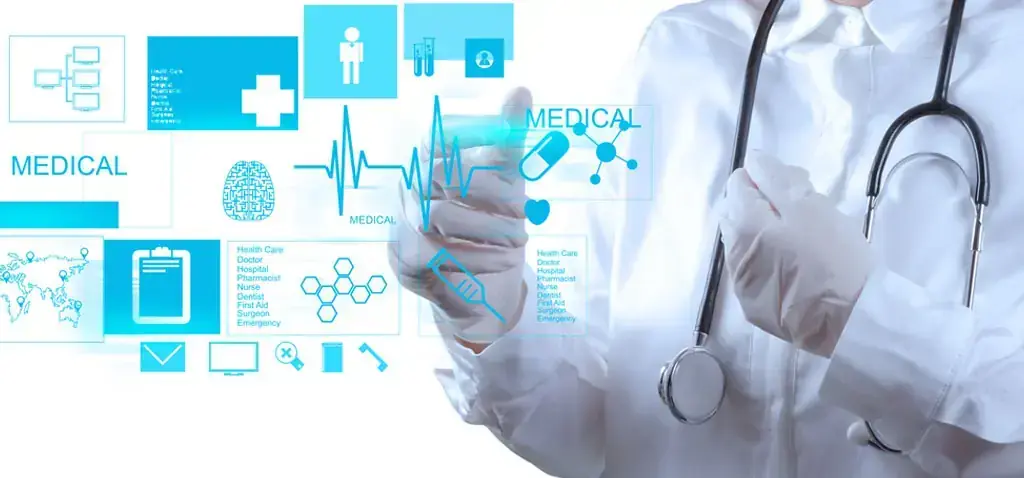 Medico in camice con stetoscopio accanto a icone di dati sanitari digitali