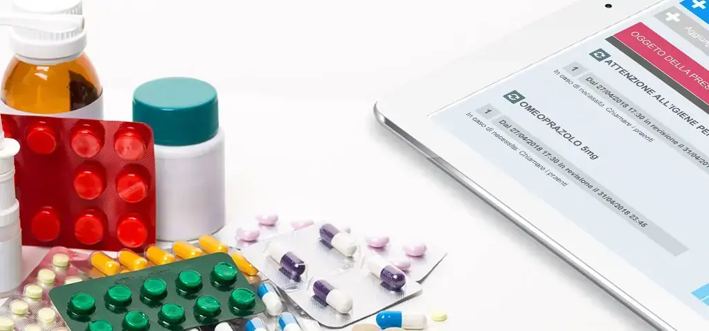 Blister e flaconi di farmaci accanto a un tablet