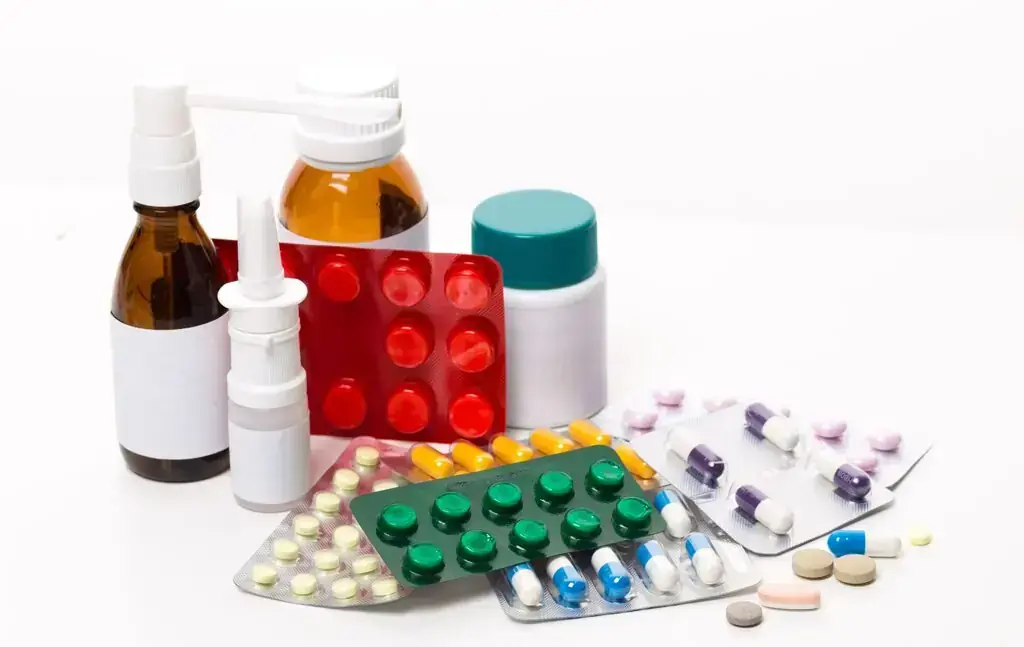 Confezioni di farmaci, blister e flaconi su sfondo bianco