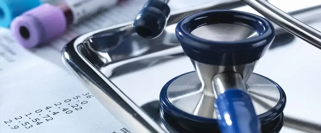Stetoscopio appoggiato su un documento con dati