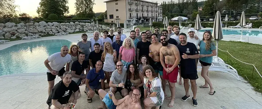 Foto di gruppo del team Connect all'aperto, davanti a una piscina