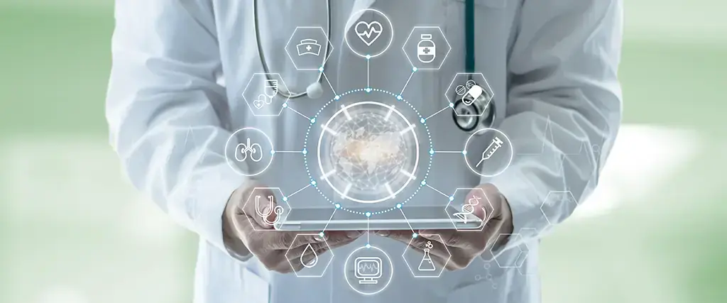 Professionista sanitario in camice bianco tiene un tablet circondato da icone di dati clinici