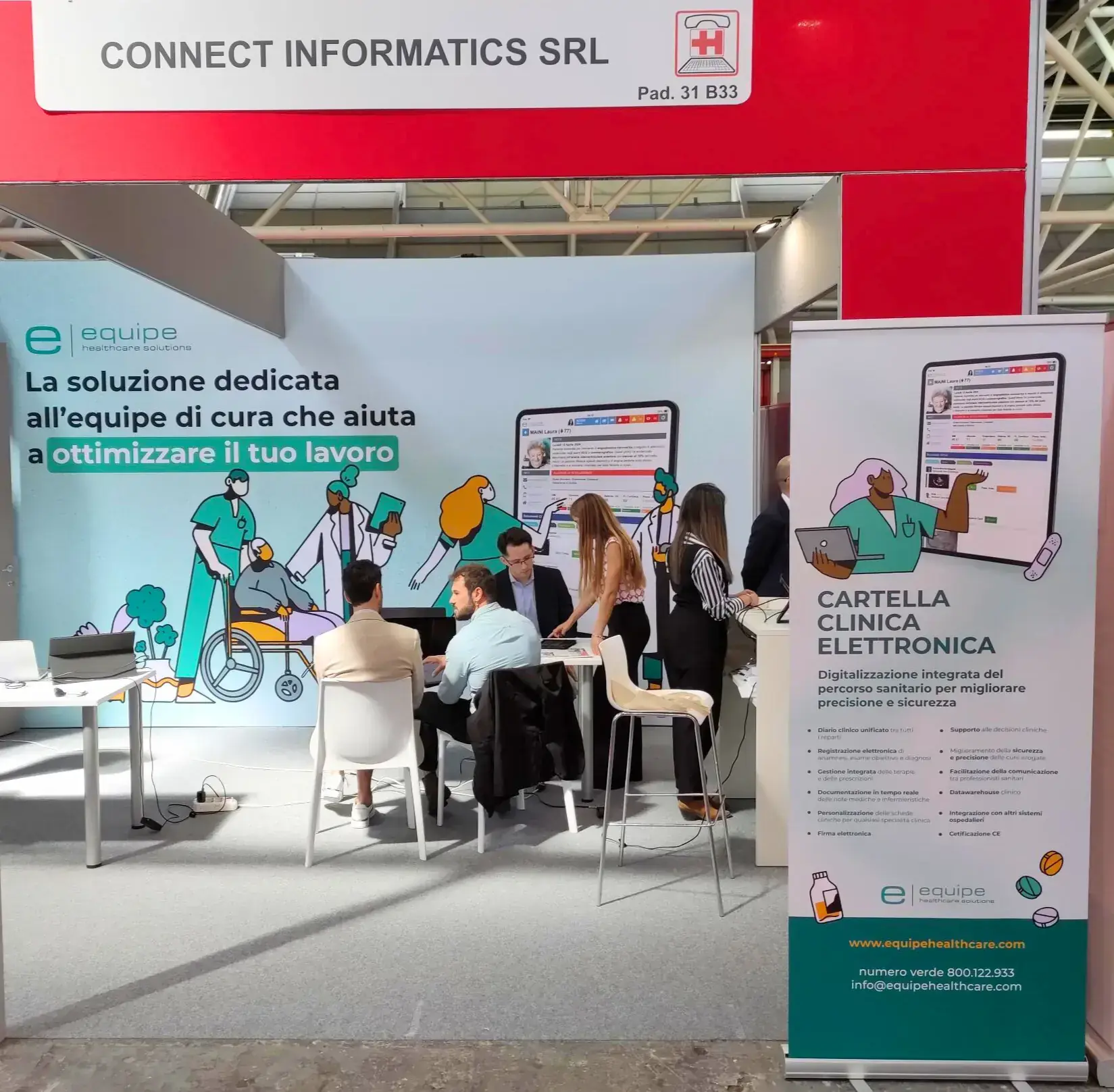 Lo stand Connect Informatics a Exposanità, con i visitatori ai tavoli