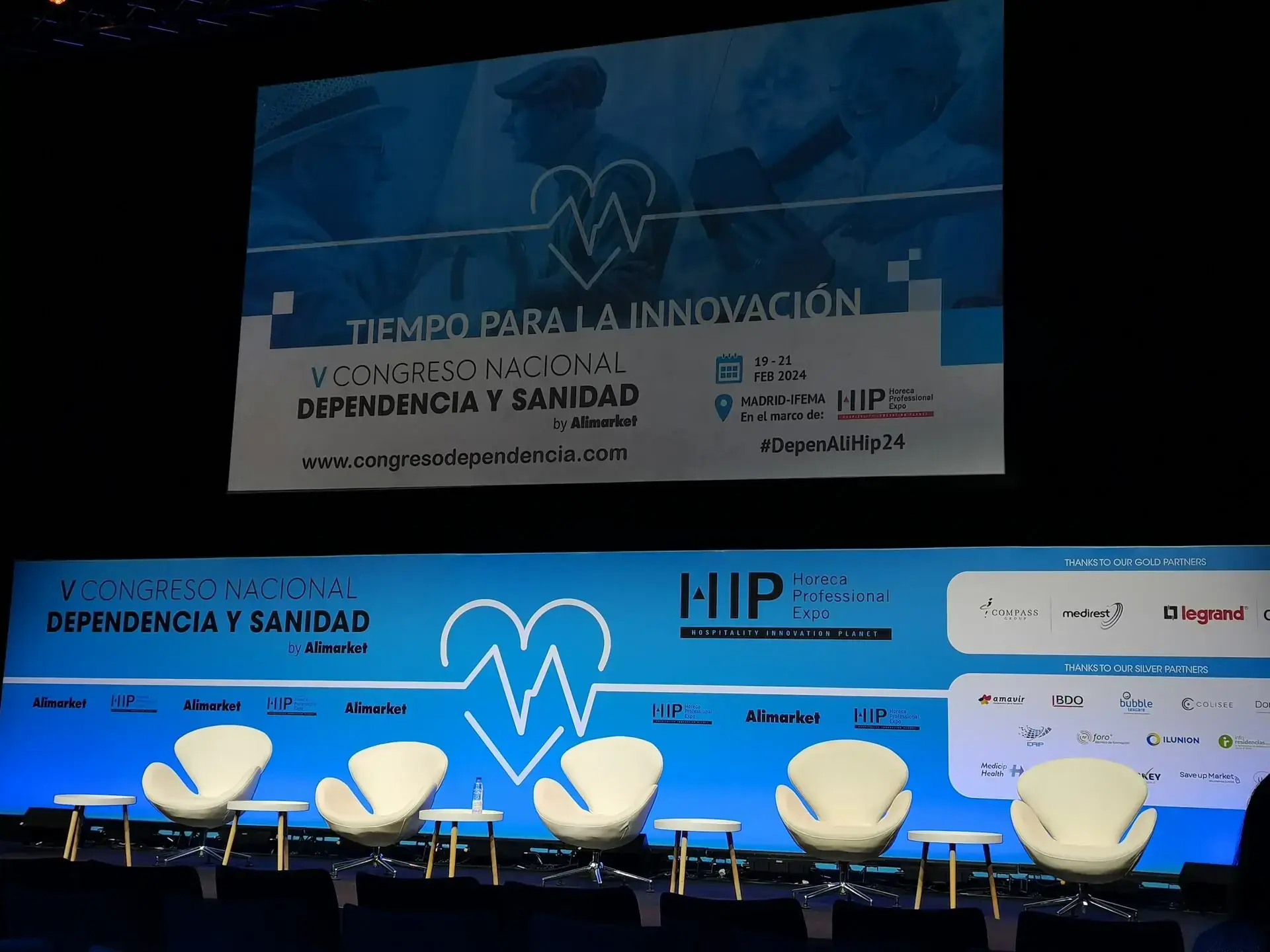 Stage of the «Dependencia y Sanidad» congress, lit in blue