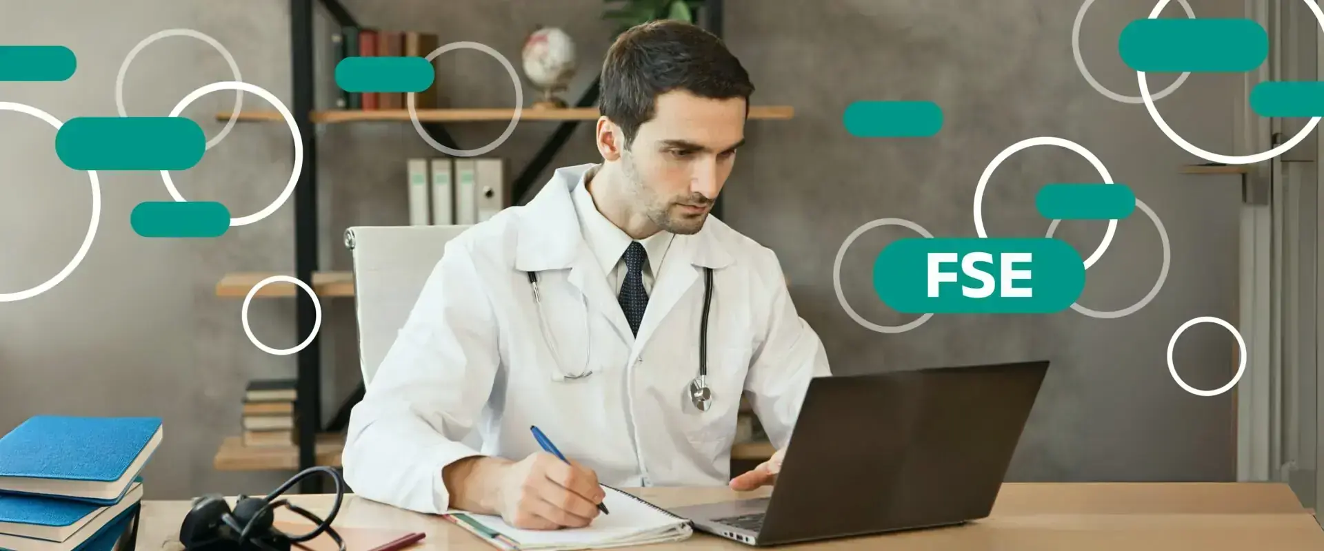 Medico al computer portatile accanto alla scritta FSE