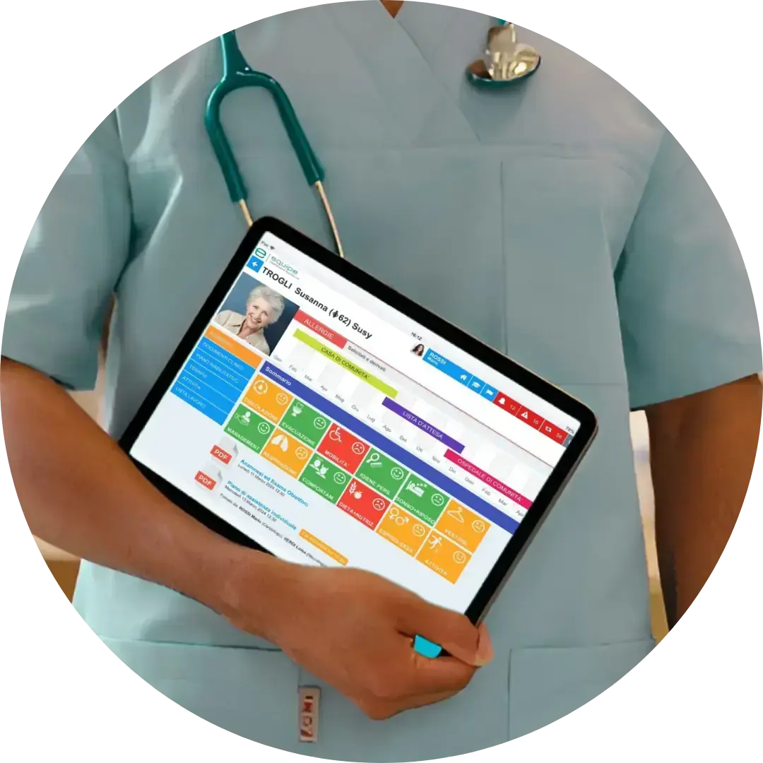 Professionista sanitario tiene un tablet con la cartella clinica aperta