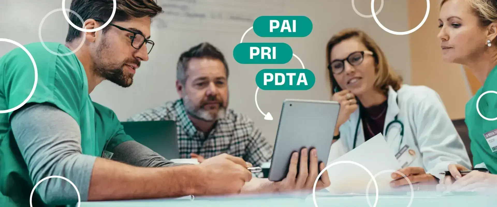 Équipe attorno a un tablet con le sigle PAI, PRI e PDTA