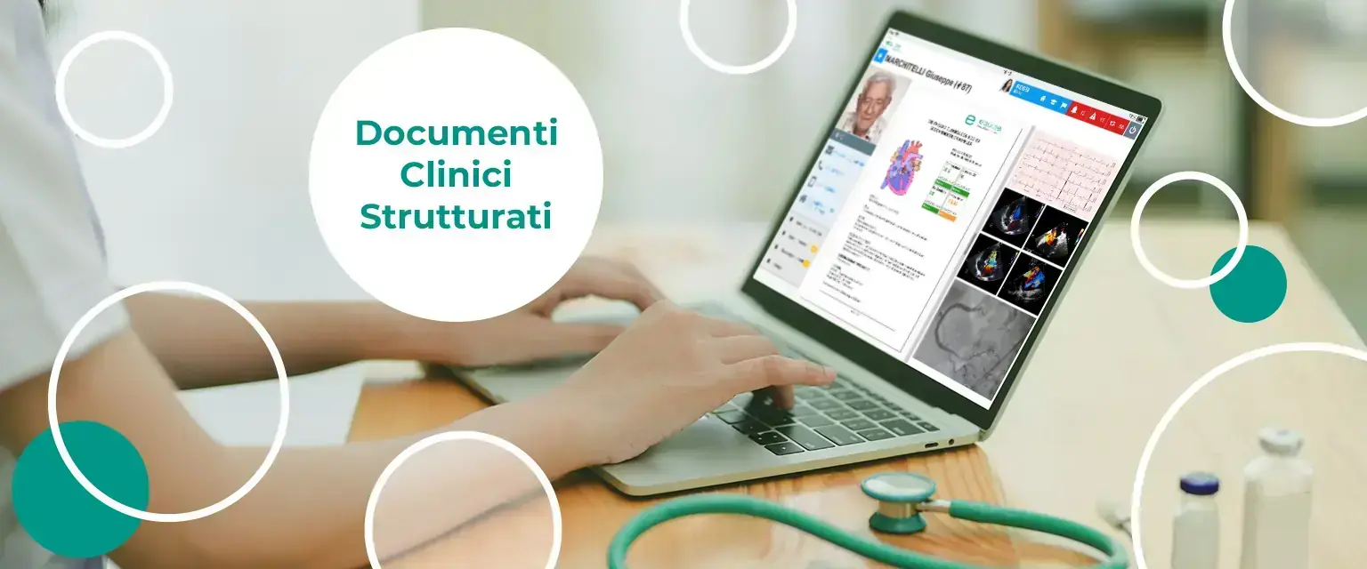 Grafica «Documenti clinici strutturati» con mani al computer portatile e uno stetoscopio