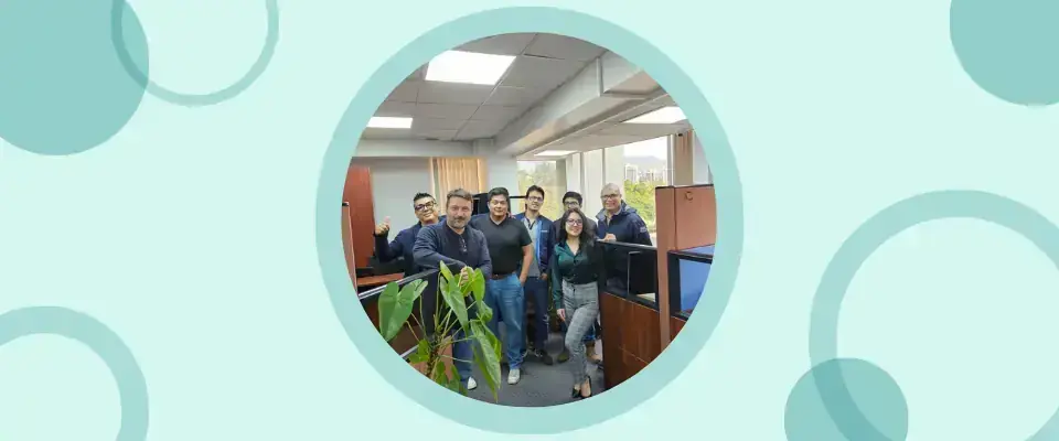Foto di gruppo del team Connect Ecuador dentro un riquadro circolare
