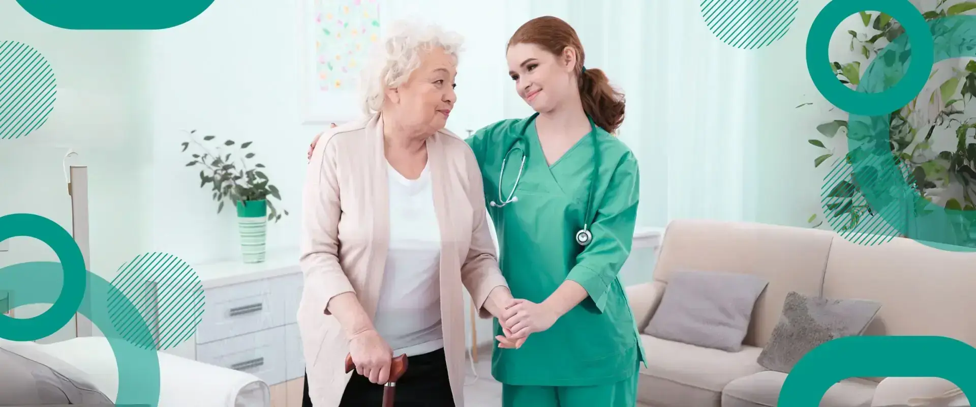 Operatrice sanitaria che aiuta una donna anziana ad alzarsi