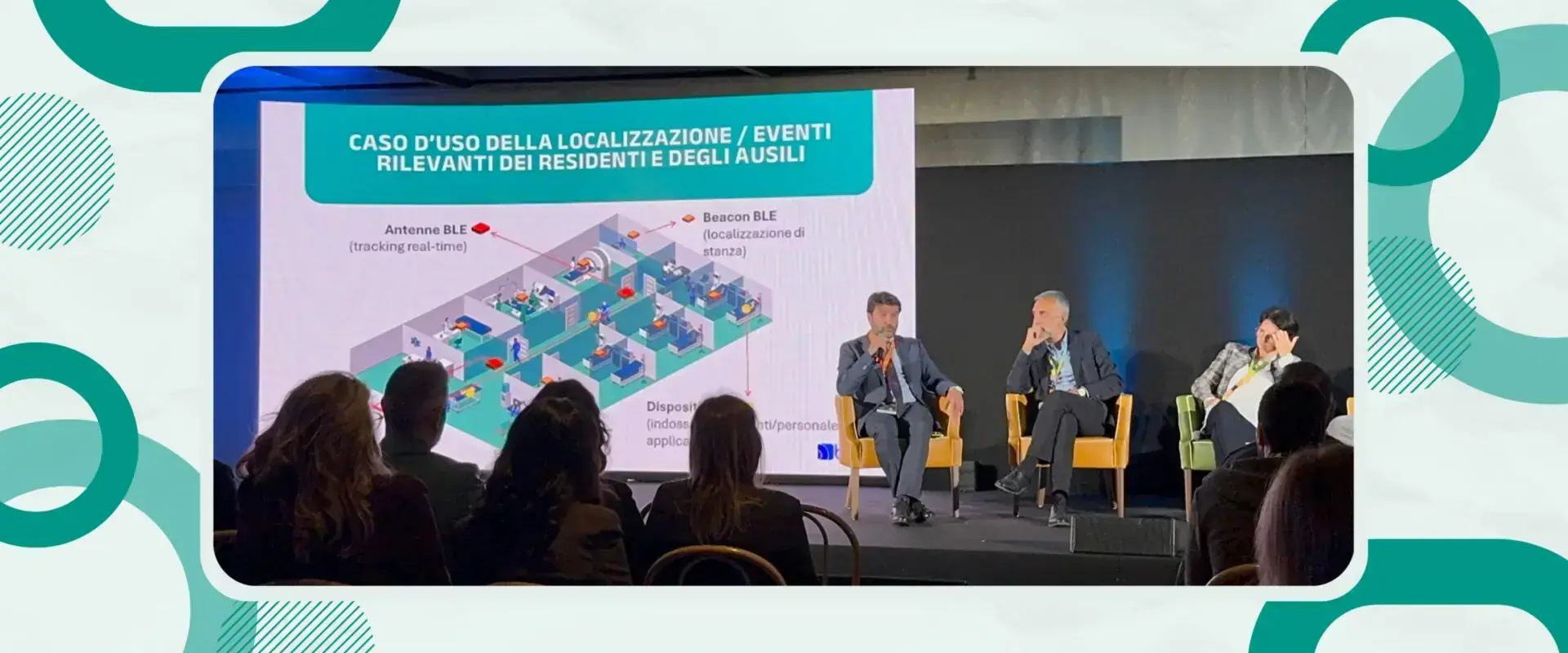 Platea di una conferenza davanti alla slide sulla localizzazione dei residenti