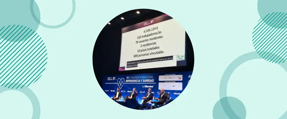 Banner con la foto del palco di un congresso