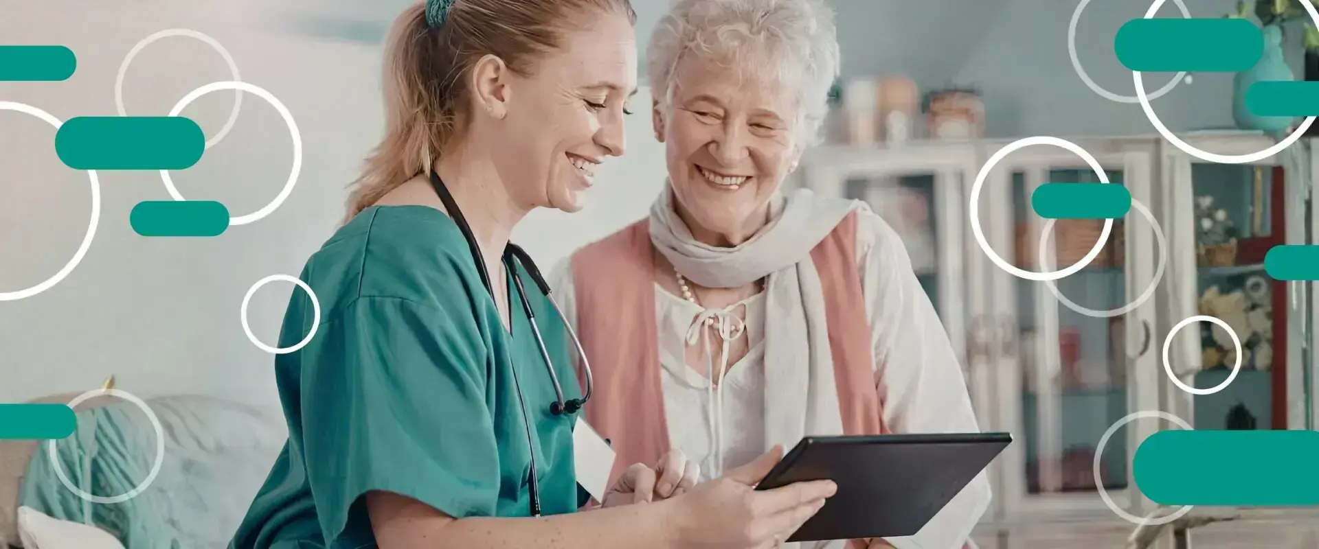 Infermiera e donna anziana sorridenti davanti a un tablet